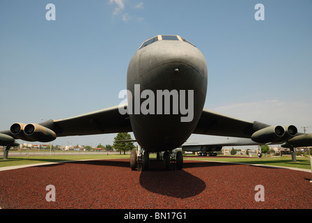 Un B-52 'Stratofortress' sur l'affichage à la Tinker Air Force Base, Oklahoma City, Oklahoma, USA. Banque D'Images