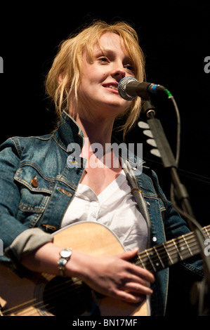 Laura Marling en live sur la scène du Parc à Glastonbury Festival 2010 Banque D'Images