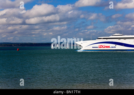 L'embarcation rapide de LD Lines "Norman Arrow" permet de naviguer dans le canal dans le Solent Portsmouth à destination de Le Havre Banque D'Images