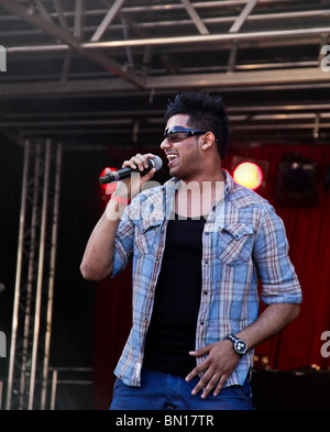 La nouvelle chanteuse populaire Bhangra, Jaz Dhami, à la Glasgow Mela 2010 tenue à Kelvingrove Park. Banque D'Images