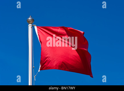 Alerte rouge UK Beach Flag danger n'entrez pas dans l'eau Banque D'Images
