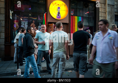 Paris, France, les gens célébrant dans le quartier du Marais, de nuit, les bars gays, ('Le Mixer Bar', aujourd'hui fermé), foule Banque D'Images