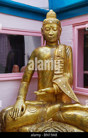 Bouddha sculpture à l'expérience de Glastonbury Glastonbury en Angleterre Somerset High Street Banque D'Images