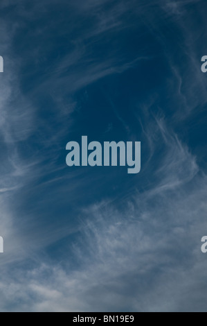 Ciel bleu avec des nuages filandreux Banque D'Images