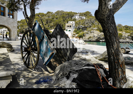 Filets de pêche traditionnels et de panier sur le quai, Cala Figuera, Majorque Banque D'Images