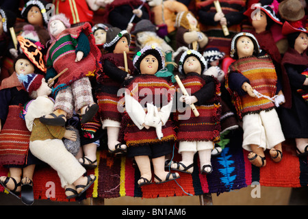 Les textiles et l'artisanat en vente au marché de Tarabuco qui a lieu tous les dimanches près de La Paz en Bolivie Banque D'Images