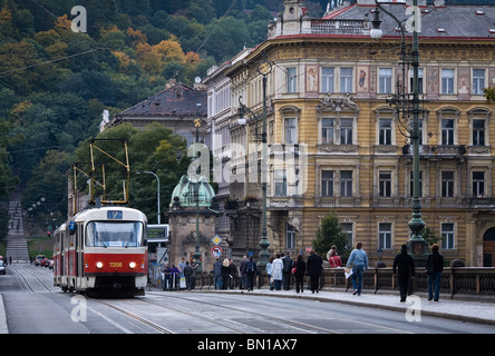 Un tramway dans une rue de la rivière, Prague, République Tchèque Banque D'Images