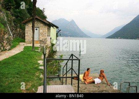 La Suisse, le lac de Lugano, un couple est assis dans leurs maillots près du lac de Lugano à Gandria, Banque D'Images