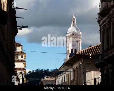 Le clocher de l'église San Francisco à Cuenca en Equateur Banque D'Images