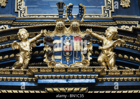 Statue d'or de chérubins flanquant les armoiries royales, Église de l'Enfant Jésus de Prague Banque D'Images