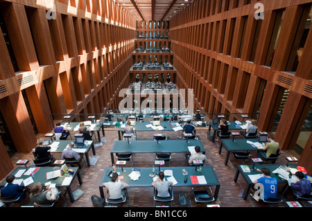 Intérieur du grand atrium, zone d'étude à Jacob-und-Wilhelm-Grimm-Zentrum nouvelle bibliothèque de l'Université Humboldt de Berlin Allemagne Banque D'Images