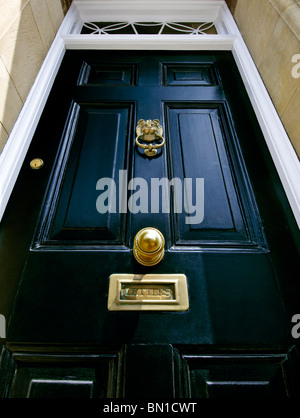 Une imposante Porte avant avec Georgian noir laiton traditionnel London England UK Banque D'Images