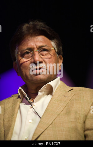 L'ancien Président du Pakistan, le général Pervez Musharraf en photo générale sur scène à Hay Festival 2010 Hay-on-Wye Powys Pays de Galles UK Banque D'Images