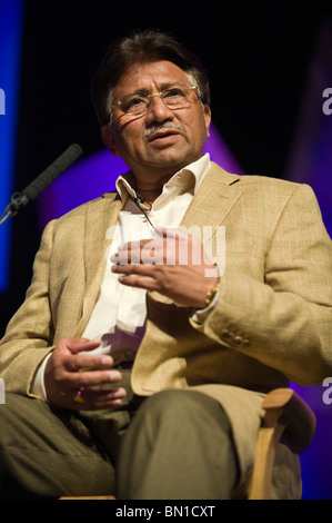 L'ancien Président du Pakistan, le général Pervez Musharraf en photo générale sur scène à Hay Festival 2010 Hay-on-Wye Powys Pays de Galles UK Banque D'Images