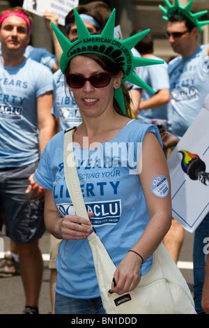 Marcher avec l'American Civil Liberties Union dans une statue de la liberté à la coiffure 2010 Gay Pride Parade à New York City Banque D'Images