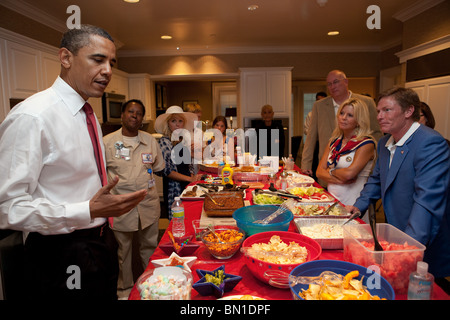 Le président Barack Obama assiste à une réception à la maison de pêcheur avec les membres de la famille des guerriers blessés dans la région de Hines, Il., 31 mai 2010. Banque D'Images