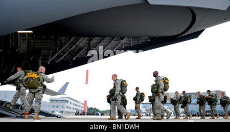 Les aviateurs de l'US Air Force et des soldats de l'Armée américaine à bord d'un C-17 Globemaster III à la base aérienne de Ramstein, en Allemagne, pour un saut dans l'air. Banque D'Images