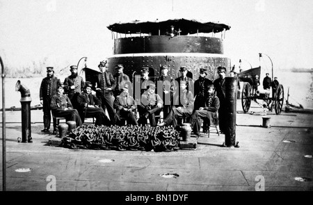 Quinze agents sur le pont d'un navire de surveillance de l'Union pendant la guerre civile aux Etats-Unis, vers 1863 Banque D'Images