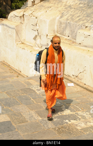 Moine bouddhiste en pèlerinage au temple au Népal , saint temple de Pashupatinath, la rivière Bagmati , Katmandou, Népal Banque D'Images