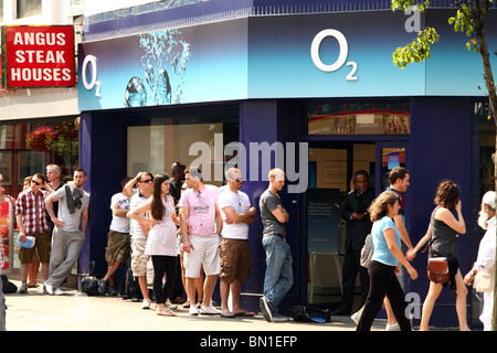 Les gens en dehors de la file d'O2 dans le magasin d'Oxford Street, le jour après le nouveau Apple iPhone 4 est en vente. Banque D'Images