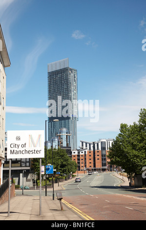 En regardant vers le centre-ville de Manchester à partir de la City Road avec Beetham Tower et Hilton Hotel Banque D'Images