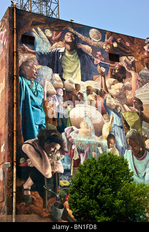 'Une fois dans une Lune Millenium' 8 étages 'communauté' par des numéros de peinture murale sur deux côtés de AT&T building à Shreveport LA Banque D'Images