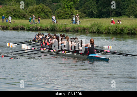 Selwyn College Women's bump le Jésus féministe bateau dans la course d'aviron de bosses mai à Cambridge. Banque D'Images