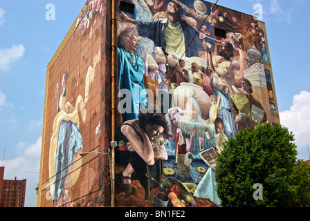 'Une fois dans une Lune Millenium' 8 étages 'communauté' par des numéros de peinture murale sur deux côtés de AT&T building à Shreveport LA Banque D'Images