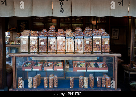 Craquelins de riz traditionnel ou senbei shop à Kyoto. Banque D'Images