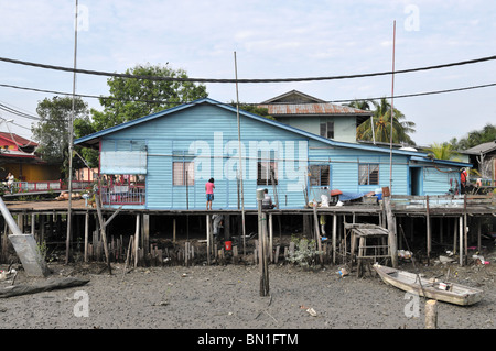 Le mode de vie des résidents à Pulau Ketam ou Carey Island au large de Kuala Selangor, Malaisie - réparation de maison sur pilotis Banque D'Images