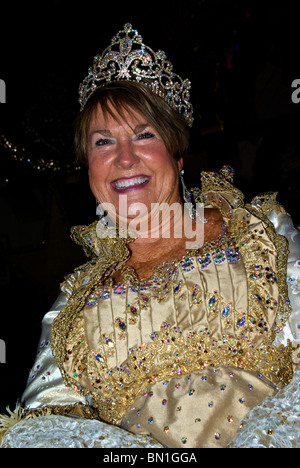 Mardi Gras Museum Krewe Reine portant des rhinetone scintillant paillette robe cloutée tiara élaborer dans Shreveport Bossier LA Banque D'Images