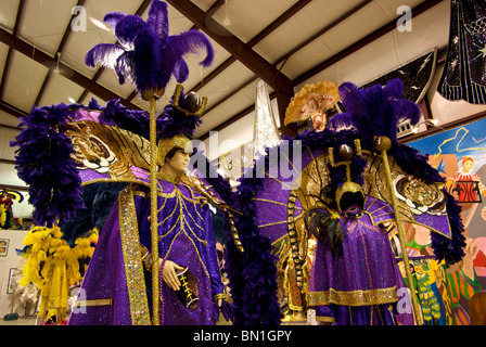 Élaborer des ornements colorés de costumes à paillette strass plumes Mardi Gras Museum de Shreveport LA Banque D'Images