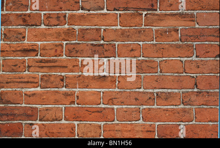 Mur de brique rouge avec des joints de mortier de chaux. Suffolk briques rouges. Banque D'Images