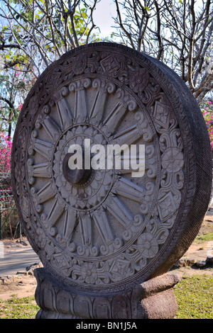 Dharmacakra ou Dhammacakka, "Roue du Dharma" ou "la roue de la loi" est un symbole qui a représenté le dharma, l'enseignement du Bouddha. Banque D'Images