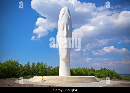 La statue de rêve d'une jeune fille à la tête de l'ancien site de la mine de Sutton Manor à St Helen's Merseyside. Banque D'Images