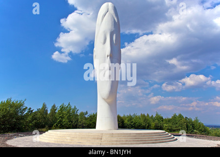 La statue de rêve d'une jeune fille à la tête de l'ancien site de la mine de Sutton Manor à St Helen's Merseyside. Banque D'Images