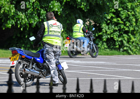 Leçon de moto, moto avec un instructeur pilote de l'apprenant, UK Banque D'Images