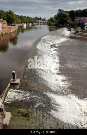 Le barrage sur la rivière Dee à Chester. Banque D'Images