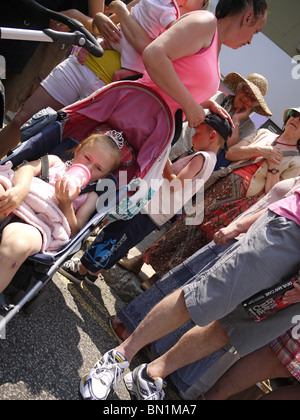 Foule en attente de Mazey Day Parade Penzance Cornwall UK Banque D'Images