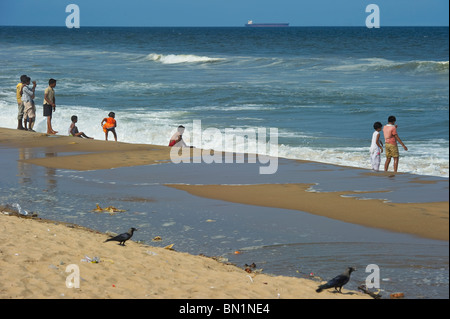 L'Inde Tamil Nadu Chennai Madras ex garçons sur la plage Banque D'Images