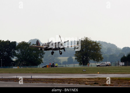 Un Spitfire de la seconde guerre mondiale vient de se poser à l'aéroport de Biggin Hill Kent en Angleterre Banque D'Images