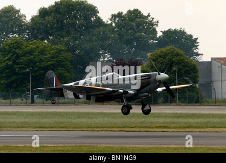 Un Spitfire de la seconde guerre mondiale vient de se poser à l'aéroport de Biggin Hill Kent en Angleterre Banque D'Images