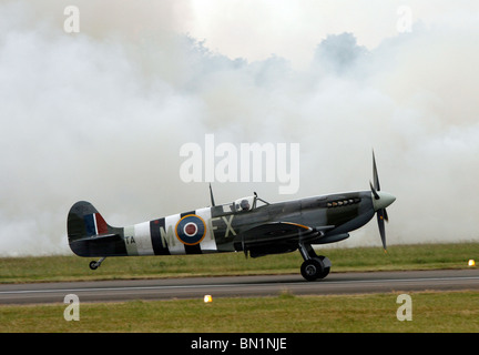 Un Spitfire de la seconde guerre mondiale vient de se poser à l'aéroport de Biggin Hill Kent en Angleterre Banque D'Images