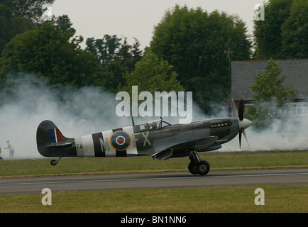 Un Spitfire de la seconde guerre mondiale vient de se poser à l'aéroport de Biggin Hill Kent en Angleterre Banque D'Images