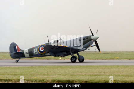 Un Spitfire de la seconde guerre mondiale vient de se poser à l'aéroport de Biggin Hill Kent en Angleterre Banque D'Images