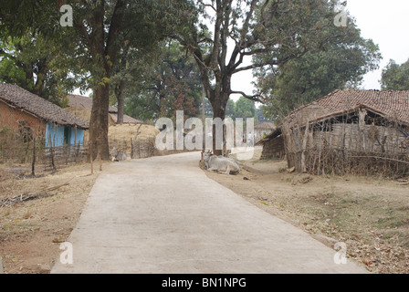 Une route dans Magarkatta village, le Madhya Pradesh Banque D'Images