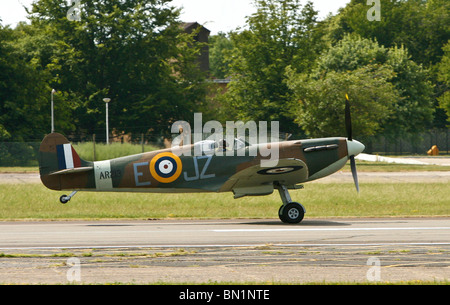 300 Supermarine Spitfire Mk1A préparer l'aéronef à décoller à Biggin Hill dans le Kent en Angleterre Banque D'Images