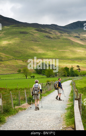 Les promeneurs sur la rive chemin sur le côté est de la lande à l'Englaish Lake District. Banque D'Images