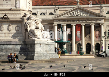 Monument et fontaine en face du théâtre national Dona Maria II sur la place Praça de Dom Pedro IV ou à Lisbonne Rossio, Banque D'Images