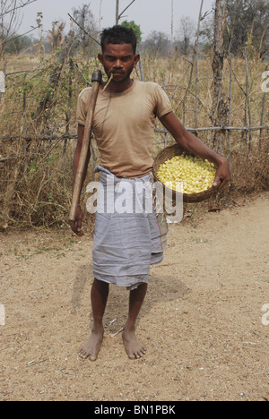 Avec l'homme Tribal fleurs mahua Banque D'Images